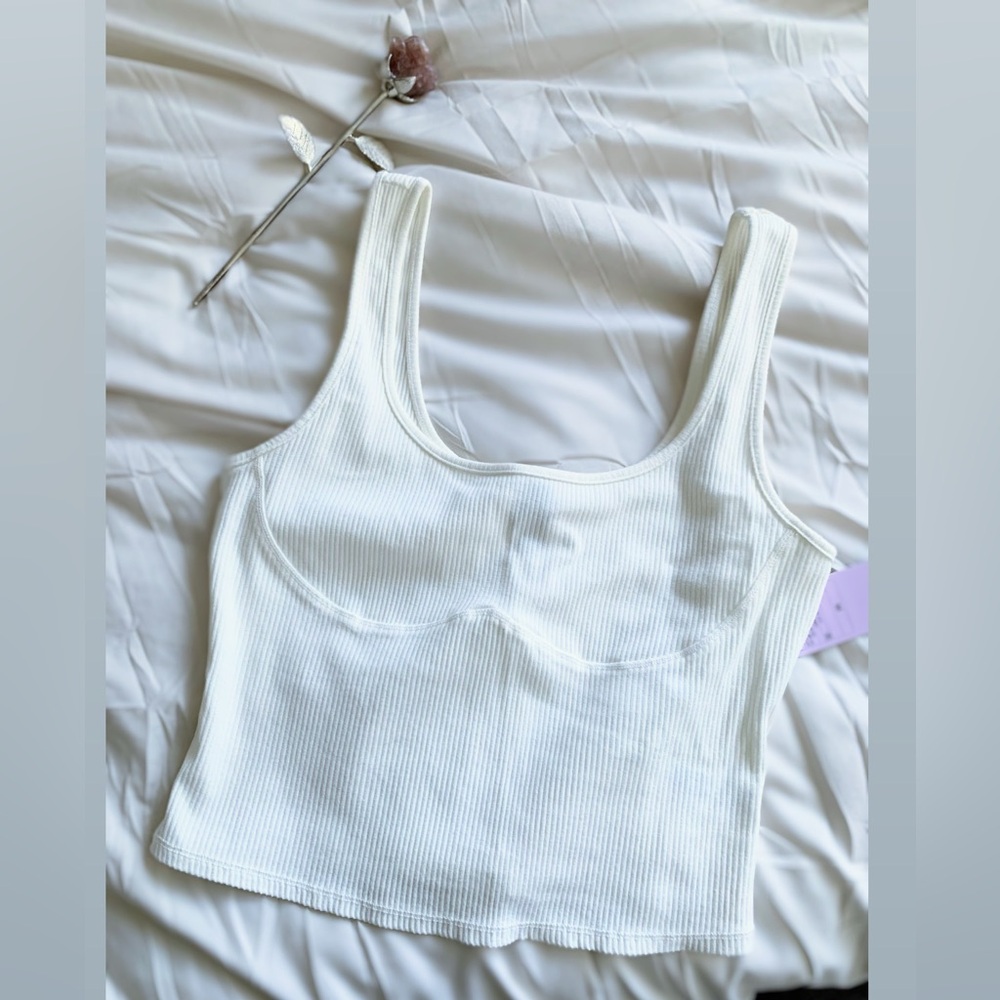 Elegant White Ribbed Tank Top 🥀